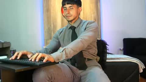 Snapshot of andrew_elliot chatting on March 12, 2:52 am Andrew online show from March 12, 2:52 am