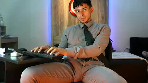 Snapshot of andrew_elliot chatting on October 10, 2:43 am Andrew online show from October 10, 2:43 am