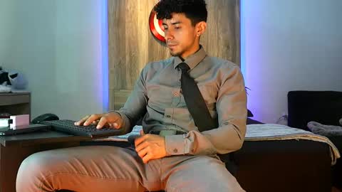 Snapshot of andrew_elliot chatting on October 23, 3:17 am Andrew online show from October 23, 3:17 am