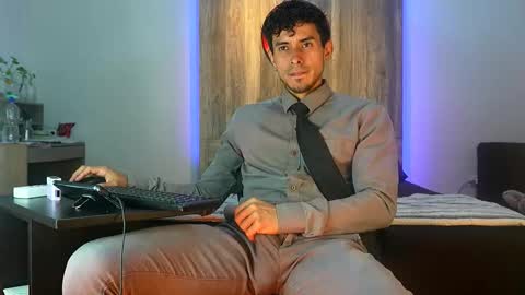 Snapshot of andrew_elliot chatting on October 27, 4:49 am Andrew online show from October 27, 4:49 am