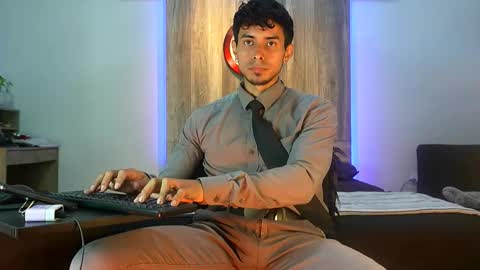 Snapshot of andrew_elliot chatting on October 28, 1:53 am Andrew online show from October 28, 1:53 am