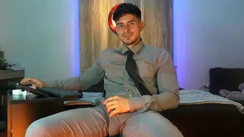 Snapshot of andrew_elliot chatting on October 31, 3:07 am Andrew online show from October 31, 3:07 am