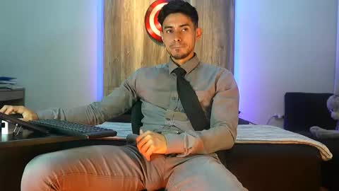 Snapshot of andrew_elliot chatting on November 4, 3:27 am Andrew online show from November 4, 3:27 am