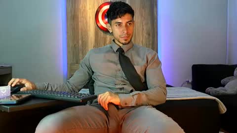 Snapshot of andrew_elliot chatting on November 8, 4:34 am Andrew online show from November 8, 4:34 am