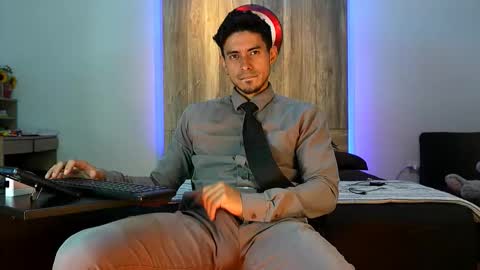 Snapshot of andrew_elliot chatting on November 11, 2:44 am Andrew online show from November 11, 2:44 am