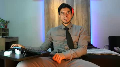 Snapshot of andrew_elliot chatting on November 18, 4:28 am Andrew online show from November 18, 4:28 am