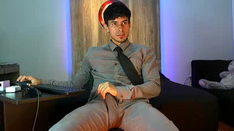 Snapshot of andrew_elliot chatting on November 25, 2:44 am Andrew online show from November 25, 2:44 am