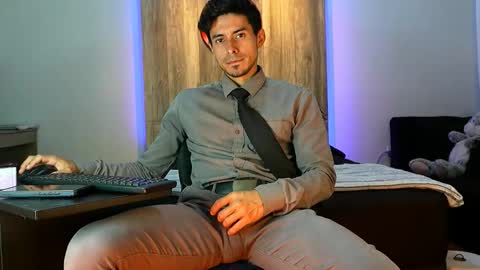 Snapshot of andrew_elliot chatting on November 27, 1:07 am Andrew online show from November 27, 1:07 am