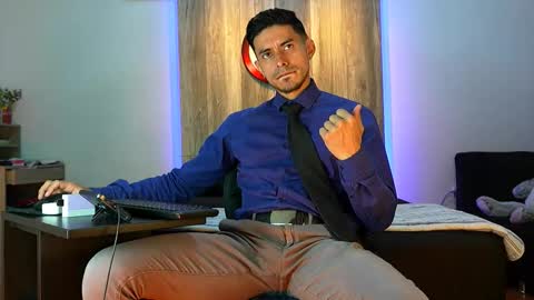 Snapshot of andrew_elliot chatting on December 4, 2:43 am Andrew online show from December 4, 2:43 am