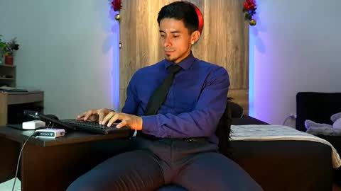 Snapshot of andrew_elliot chatting on December 16, 2:05 am Andrew online show from December 16, 2:05 am