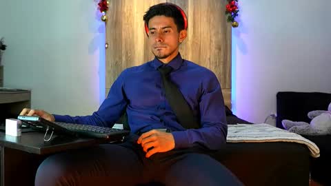 Snapshot of andrew_elliot chatting on December 18, 5:46 am Andrew online show from December 18, 5:46 am