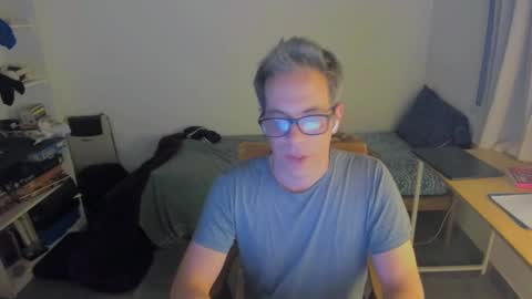 Snapshot of andy0pandi chatting on January 31, 4:03 am Andrew online show from January 31, 4:03 am