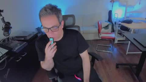 Snapshot of andy0pandi chatting on October 6, 4:21 am Andrew online show from October 6, 4:21 am