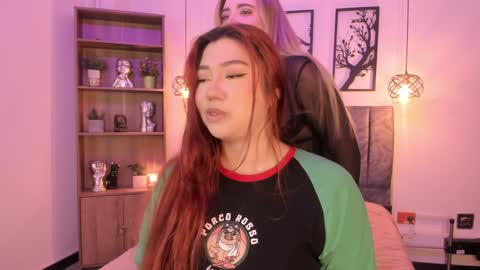 Snapshot of andy_and_emma chatting on January 1, 12:11 pm andy_and_emma online show from January 1, 12:11 pm