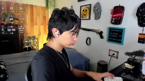 Snapshot of andy_guez_11 chatting on February 25, 11:30 am andy_guez_11 online show from February 25, 11:30 am