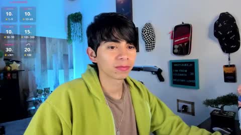 Snapshot of andy_guez_11 chatting on February 28, 10:41 am andy_guez_11 online show from February 28, 10:41 am