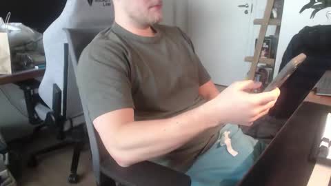 andycandy1994 online show from November 23, 9:31 am