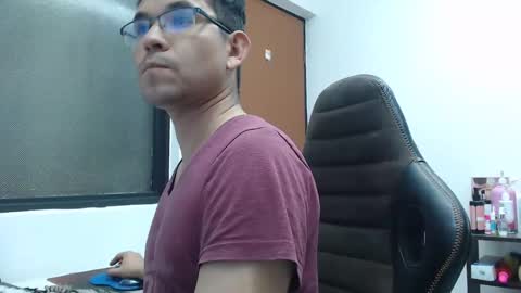 Snapshot of andyisasexmirrage chatting on December 28, 12:04 am Andres online show from December 28, 12:04 am