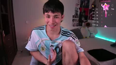 Snapshot of angel_bless19 chatting on September 15, 10:32 pm Angel help me with 100 thumbs up online show from September 15, 10:32 pm