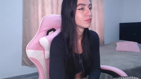 Snapshot of angel_girl10 chatting on October 3, 9:45 pm Angel Girl online show from October 3, 9:45 pm