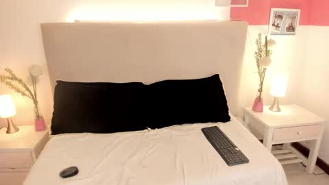 Snapshot of angel_velvet_ chatting on September 20, 1:01 pm angel_velvet_ online show from September 20, 1:01 pm