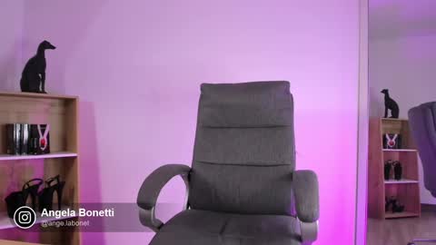 Snapshot of angela_bonetti chatting on March 7, 12:37 am Angela Bonetti online show from March 7, 12:37 am
