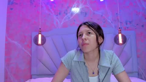 Snapshot of angelaa_cute chatting on December 5, 12:00 pm ANGELA online show from December 5, 12:00 pm