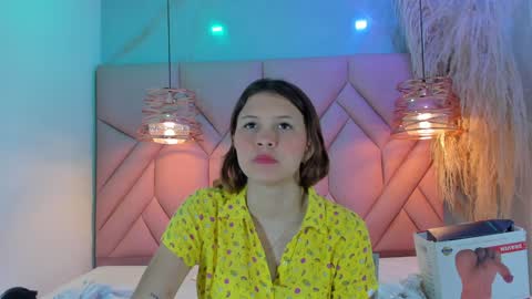 Snapshot of angelaa_cute chatting on December 10, 12:27 pm ANGELA online show from December 10, 12:27 pm