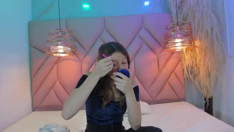 Snapshot of angelaa_cute chatting on December 12, 12:22 pm ANGELA online show from December 12, 12:22 pm