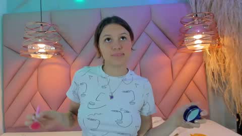 Snapshot of angelaa_cute chatting on December 13, 12:28 pm ANGELA online show from December 13, 12:28 pm