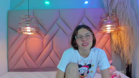 Snapshot of angelaa_cute chatting on December 23, 3:01 pm ANGELA online show from December 23, 3:01 pm