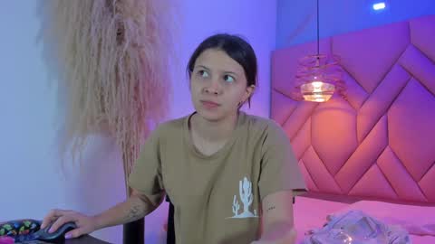 Snapshot of angelaa_cute chatting on January 29, 12:02 pm ANGELA online show from January 29, 12:02 pm