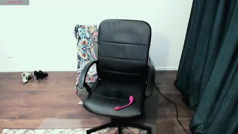 Snapshot of angelaroberti2 chatting on December 14, 3:50 pm glow online show from December 14, 3:50 pm