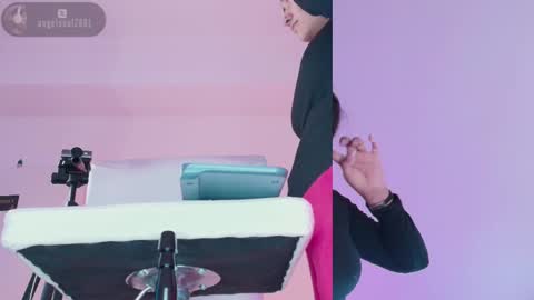 Snapshot of angelcb_ chatting on November 16, 8:20 am angel online show from November 16, 8:20 am