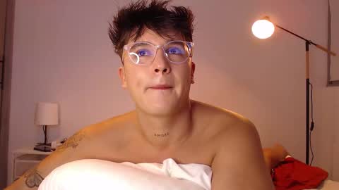 Snapshot of angelcossio chatting on December 4, 12:20 am Angel online show from December 4, 12:20 am