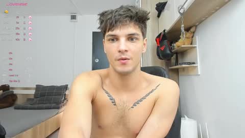 Snapshot of angelfrank chatting on February 17, 9:19 pm Frankie online show from February 17, 9:19 pm