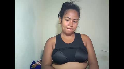 Snapshot of angelice33 chatting on December 17, 6:19 am angelice33 online show from December 17, 6:19 am