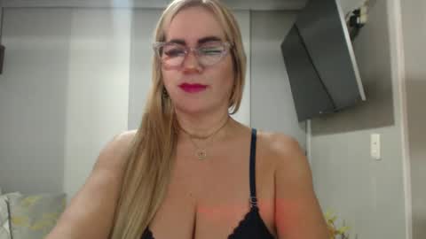 Snapshot of angelinna_12 chatting on September 28, 6:30 am angelinna_12 online show from September 28, 6:30 am