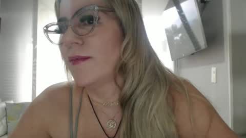Snapshot of angelinna_12 chatting on October 2, 9:11 pm angelinna_12 online show from October 2, 9:11 pm