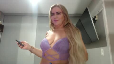 Snapshot of angelinna_12 chatting on October 6, 4:10 am angelinna_12 online show from October 6, 4:10 am