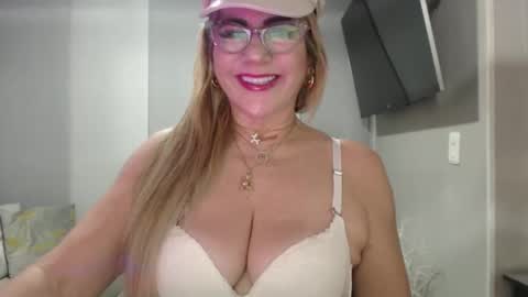 angelinna_12 online show from October 26, 3:23 am