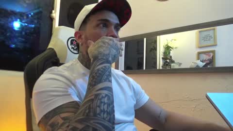 Snapshot of angellatino0 chatting on January 13, 2:39 am angellatino0 online show from January 13, 2:39 am