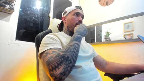 Snapshot of angellatino0 chatting on February 2, 3:43 am angellatino0 online show from February 2, 3:43 am