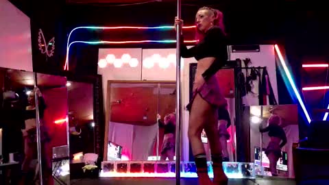 Snapshot of angelsparkle80 chatting on December 14, 7:03 am Madison Marie online show from December 14, 7:03 am