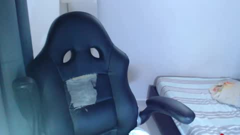 Snapshot of angie_dreamgirl chatting on February 14, 10:36 pm IG angie dreamgirl01 online show from February 14, 10:36 pm