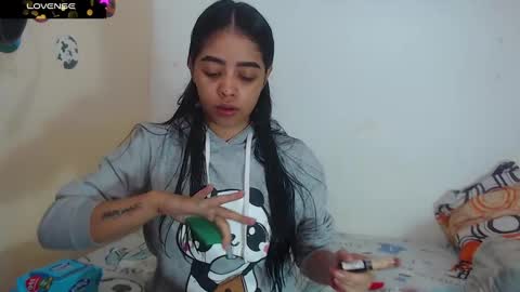 Snapshot of angielee01 chatting on January 12, 10:34 am Angie y Andres online show from January 12, 10:34 am