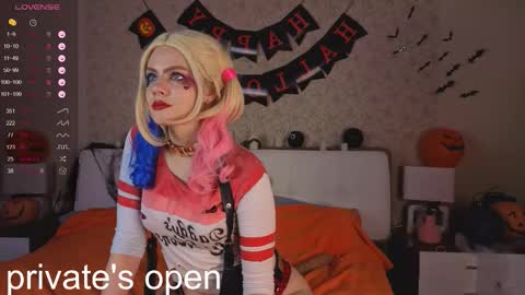 Snapshot of anika_heir chatting on October 31, 2:18 pm Alice online show from October 31, 2:18 pm