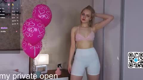 Snapshot of anika_heir chatting on November 23, 3:23 pm Alice online show from November 23, 3:23 pm