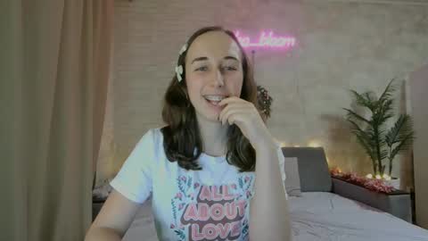 Snapshot of anikabloom chatting on January 6, 5:41 am anikabloom online show from January 6, 5:41 am