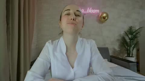 Snapshot of anikabloom chatting on February 18, 2:27 am anikabloom online show from February 18, 2:27 am